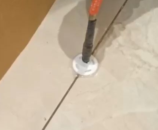 陇县瓷砖空鼓维修公司专业解答瓷砖在铺贴过程中，如果没有涂抹均匀到位的粘结材料（如水泥砂浆或瓷砖胶），可能会导致以下问题