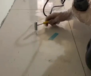 陇县瓷砖开裂维修公司专业分享瓷砖在铺贴前如果没有沥干水分，将会导致以下问题